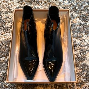 Skylar Pointy Toe Bootie
HALOGEN® size 7 (used once). Vinyl leather.